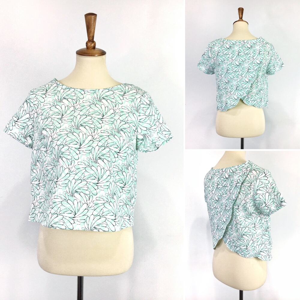 BCNU short sleeve shirt mint green white floral daisy open back top Size Small